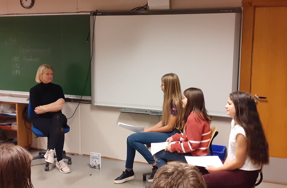 BOKBAD: Maria Parr var på besøk på Åheim skule på fredag. Her var elevane godt førebudde og hadde klare spørsmål til forfattaren. Frå venstre ser vi Silje Menes Slagnes, Henny og Sunniva Bakkebø Bakke, som var utvalde til å stille spørsmåla.