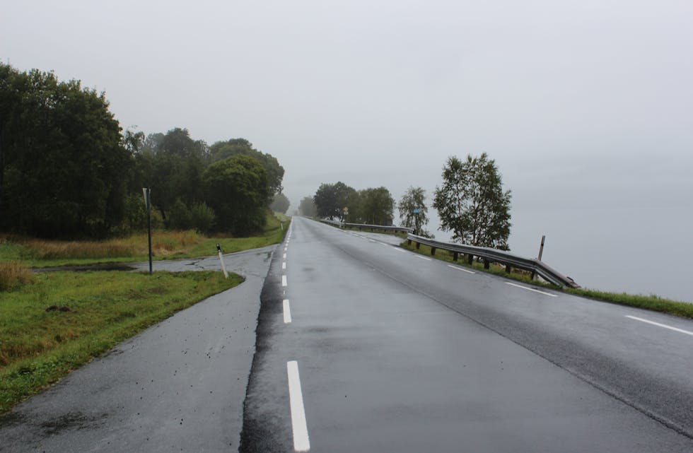 På ei strekning på omlag to kilometer er det ikkje lenger gulstripe etter at det vart lagt nytt dekke der i sommar.