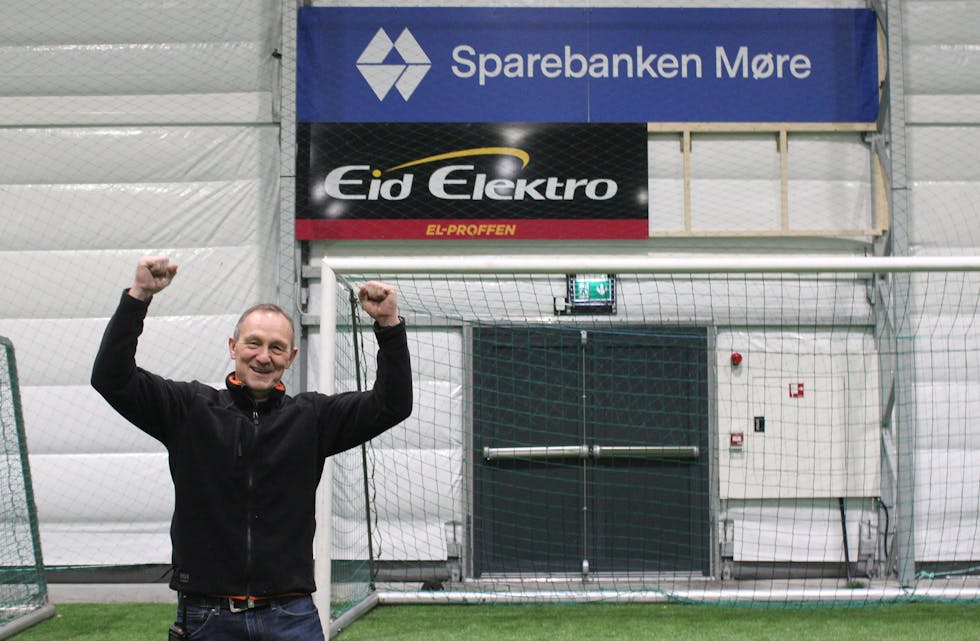 Arild Midtbø får Vanylven kommune sin kulturpris for 2020. Han er godt nøgd med prisen, men er enda meir fornøgd med hallen og tribunen dei har fått opp på Eidsåvoll.