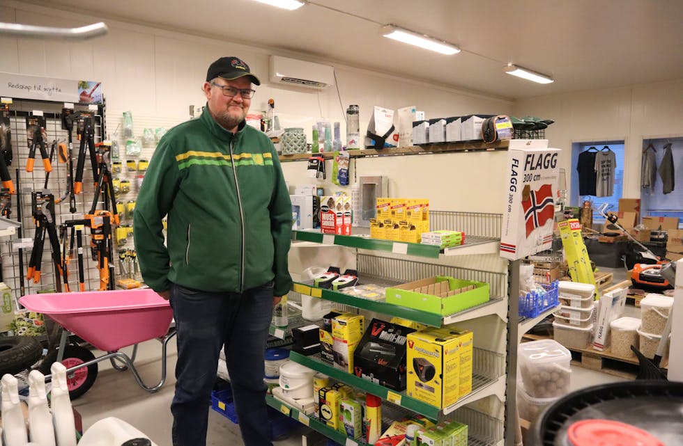 TIDVIS TOMT: Knut Ole Vik på Felleskjøpet Eidså fortel at det har vore auke i etterspørselen av musefeller i det siste.