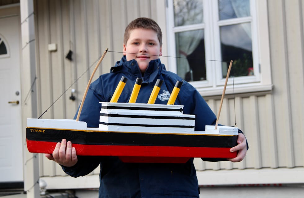 TITANIC: Ein TV-dokumentar inspirerte ti-åringen Leon Jøsok til å lage denne modellen av Titanic.