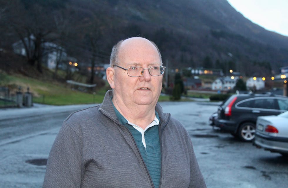 HOLER: Kåre Aarskog meiner kommunen bør ta ansvar for dårleg arbeid som gjer at det dannar seg holer langs grøfta som vart graven for vatn og avløp. Naturleg slitasje etter 30 år, seier administrasjon og driftssutval.