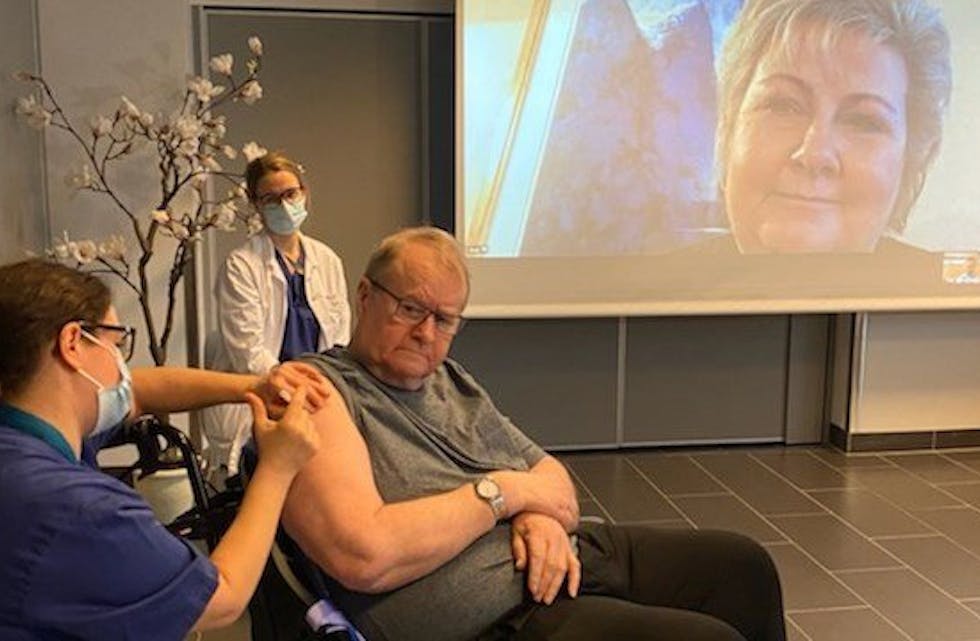 Svein Andersen (67) på Ellingsrudhjemmet i Oslo var den første som fekk koronavaksine i Norge. Dei kommande dagene vil 5000 eldre i sju kommunar verte vaksinerte.