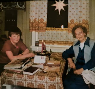 JULA 1984: Ein typisk førjulskveld på kjøkkenet til tante Sigrid. Dette er frå førjula 1984. 