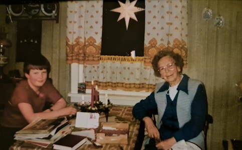 JULA 1984: Ein typisk førjulskveld på kjøkkenet til tante Sigrid. Dette er frå førjula 1984. 