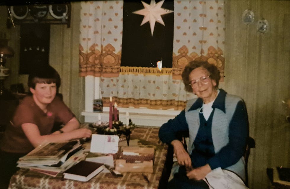 JULA 1984: Ein typisk førjulskveld på kjøkkenet til tante Sigrid. Dette er frå førjula 1984.