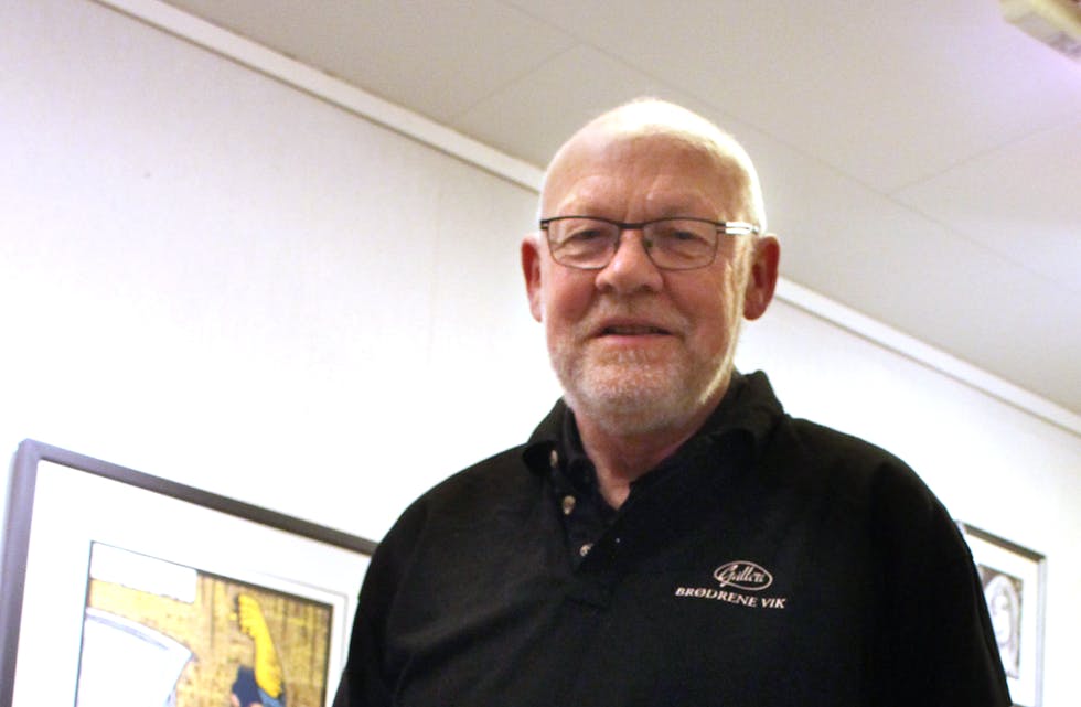 I ARBEID: Birger ved arbeidsbordet, slik vi har møtt han så mang ein gong i rommet bak sjølve utstillingslokalet.