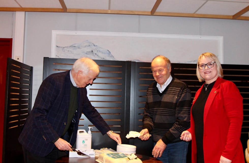 SPRETTA TUNNELKAKA: Per Sævik og Jan Helgøy, assistert av ordførar Lena Landsverk Sande, fekk æra av å ta dei første bitane av marsipankaka som var innkjøpt for høvet.
