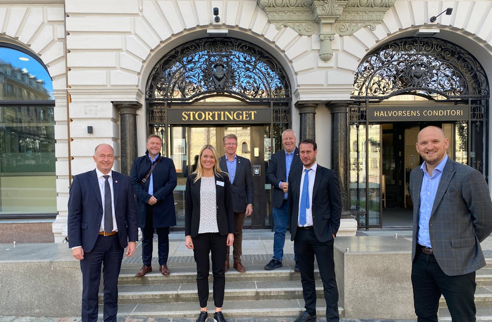 Prosjektleder for Stad skipstunnel, Randi Humborstad saman med Fremskrittspartiet sin stortingsgruppe tidligere i høst. FOTO: PRIVAT