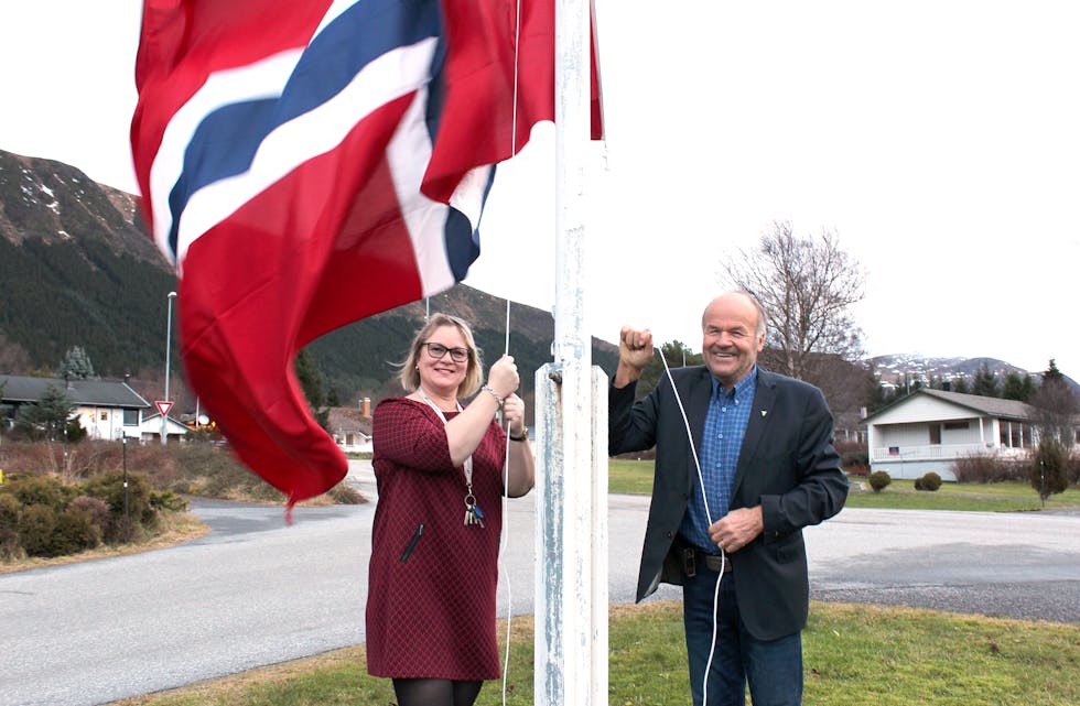 Lena Landsverk Sande (V) og Jan Helgøy var svært nøgde då dei heiste flagget for Stad skipstunnel onsdag morgon.