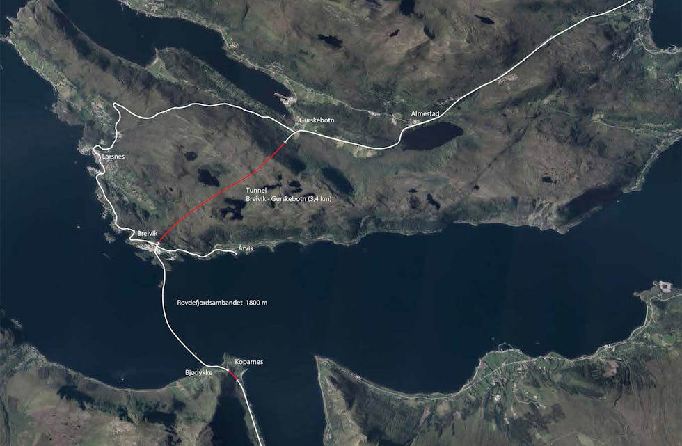 ROVDEFJORDSAMBANDET: Her ser vi korleis vegen er teikna inn i terrenget på begge sider av Rovdefjorden. Den raude streken på nordsida er ein tenkt tunnel frå Breivika til Gurskebotn. 