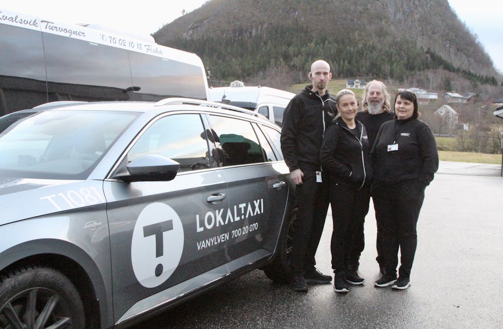 BERRE UTANPÅ: Sjåførar i drosjenæringa, Jon Roar Kvalsvik, Janne Iren Sundnes Voksø, Kjell Arne Kvalsvik og Kari Einbu framfor ein bil med ny logo.