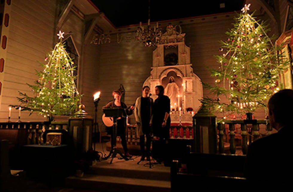 IKKJE I ÅR: Slik vert ikkje julemorgonen i Syvde i år. Her ser vi Sigrid, Mari og Kjersti Aksnes under juleotta i 2015.
