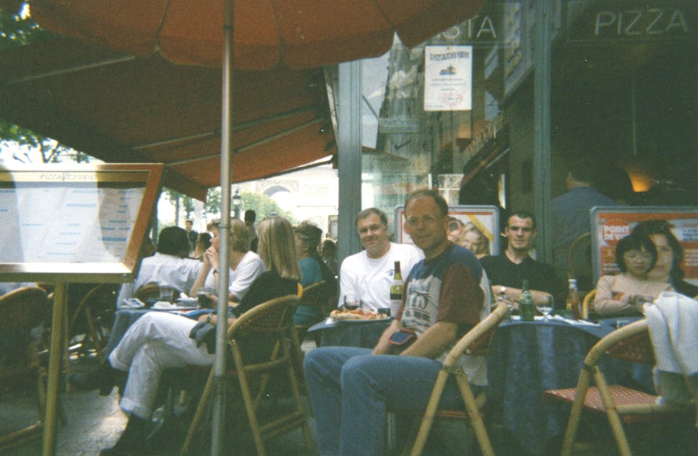 Sigurd Sandnes og Kåre Moen på gaterestaurant på Champs- Élysée med pizza og vin. 