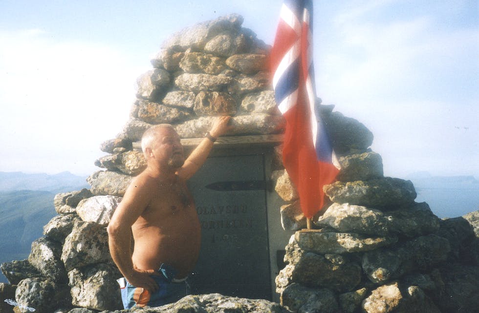 OLAVSBU: Ove vel oppe på Hornelen har fått fram flagget på Olavsbu.