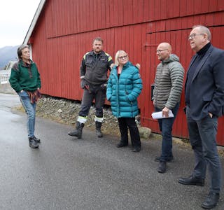 Kristin Sørheim (t.v.) er her på besøk i Vanylven i høve saka om gang- og sykkelveg på Tunheim. Arkivfoto.