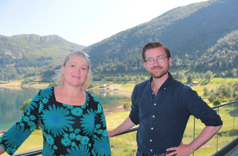 Ordførar Lena Landsverk Sande (V) og klima- og miljøminister Sveinung Rotevatn (V).