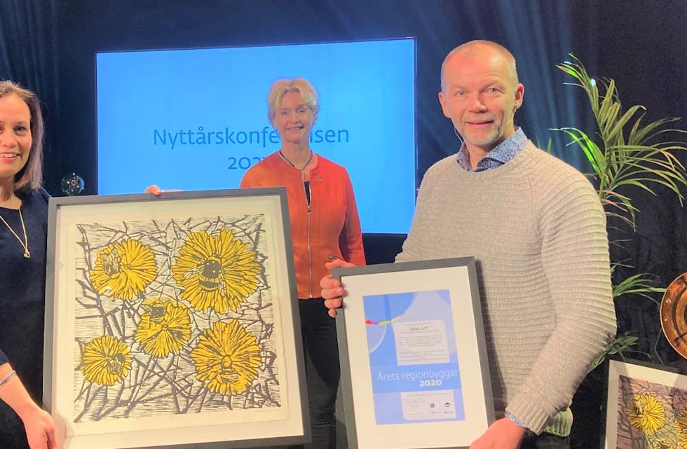 ÅRETS REGIONBYGGAR er ein ny pris, som i år vart delt ut for første gong. Anne Berit Støyva Emblem frå Sunnmøre Friluftsråd og Ola Fremo frå Nordmøre og Romsdal Friluftsråd tok i mot prisen på vegne av Stikk UT! I midten prisutdelar, fylkesordførar Tove Lise Torve.