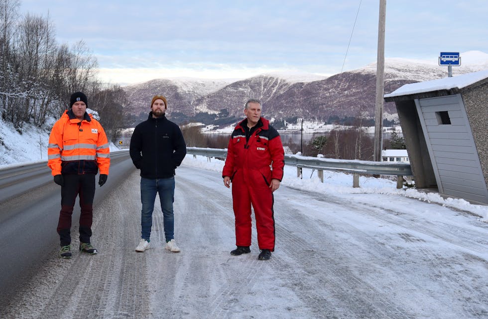 FRUSTRERTE: Foreldre og besteforeldre til elevar på Slagnes er oppgitte over at minibuss-tilbodet ikkje vert fornya. Jonny Vikebakk, Knut Arne Frostad og Geir Slettestøl viser fram spora der bussen går. Dei ytre spora er om lag der Vikebakk står (til venstre), som viser at det ikkje er mykje plass att til avstiging dersom det kjem passerande køyretøy.