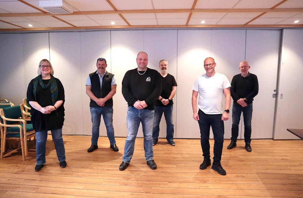 SYNERGIGRUPPE: F.V: Lena Landsverk Sande, Bjarne Sætrenes, Chriss- Ole Fiskaa, Gjermund Rekkedal, Helge Kleppe og Tor Inge Nygård. Jon Aasen hadde ikkje høve til å vere med på biletet.