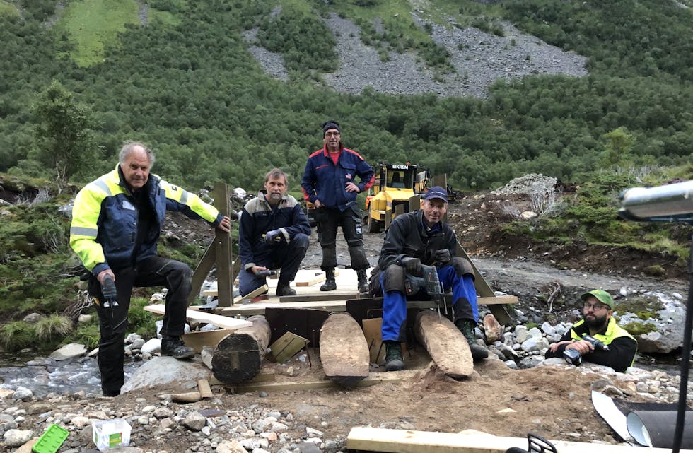 GODE TILTAK: Grasrotmidlane er med å hjelpe lag og organisasjonar til å få gjennomført prosjekt som vegen rundt Røfsdalsvatner, som no om vinteren også vert nytta til skigåing. Her ser vi dugnadskakar i sving med brubygging i haust.