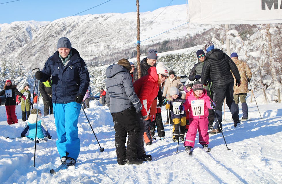 MED SMILET PÅ PLASS: Åse Slettestøl i fint driv ut frå start med far som følgje.