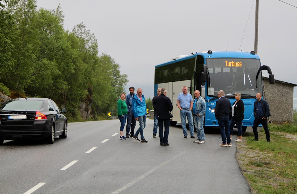 FARLEG AVSTIGING: Heller ikkje politikarane likte seg på utsida av bussen under synfaring på Leitehøgda i 2019.