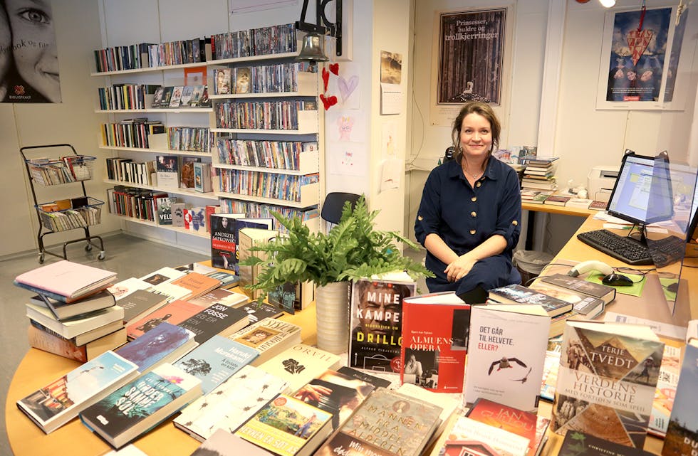 HELD OPE: Biblioteka i Vanylven hadde litt nedgang i besøkstal i fjor, men ikkje mykje. På avdelinga i Syvde er dei klare for fleire klassebesøk, og held på å utvide barneavdelinga, fortel bibliotekar Marte Myklebust.