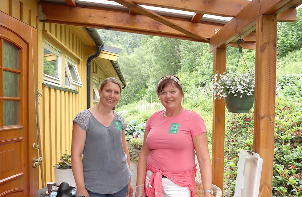 HAGEDAMER: Britta Mäder og Guri Dragseth Brekke selde kaffi og kaker under "1000 opne hagar" i fjor. Dei vert nok å sjå bak disken under årets loppemarknad også.