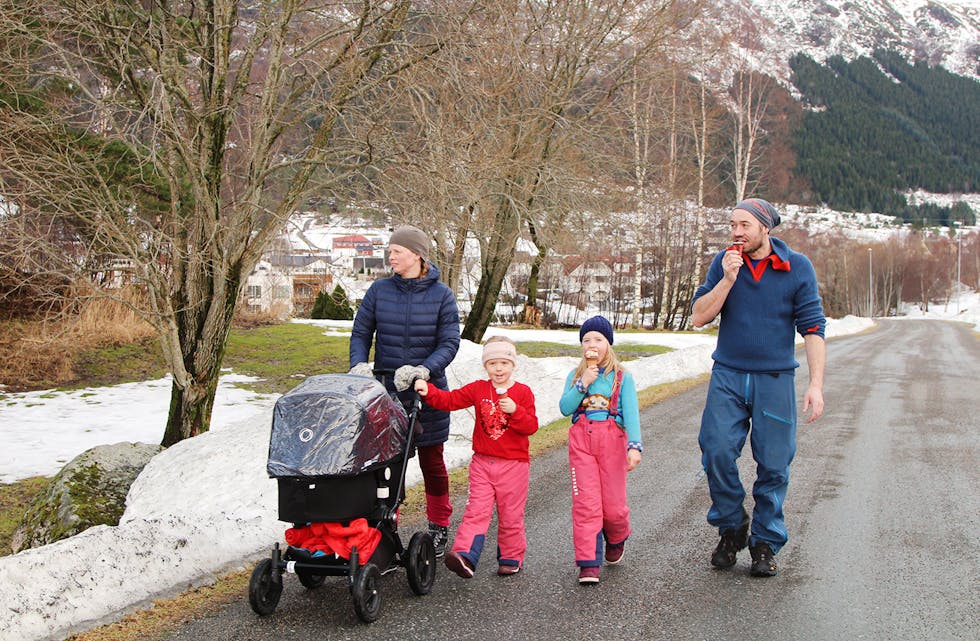 SLIKE VI TRENG FLEIRE AV: Cecilie Skåre og Odd Arne Kvalsvik med borna Nemi, Nea og vesle Nova i vogna nyt ein vårleg is i vinterferien.
