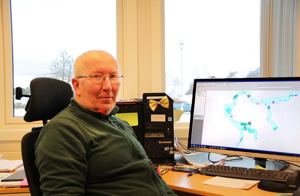 SNART FERDIG: Her ser vi Oddvin Aarskog i teknisk sektor arbeide med kystsoneplanen. På skjermen kan vi skimte det blå omrisset av kyststripa i Vanylven.