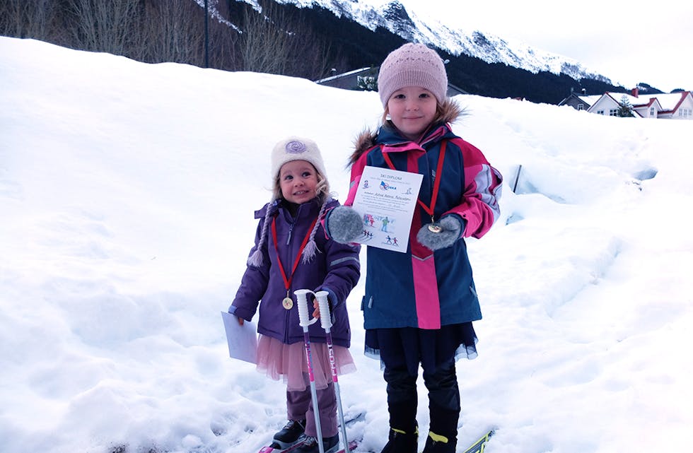 Selma Oline og Astrid Helene Rolandsen har fått premie, og er klare for meir skitur. 