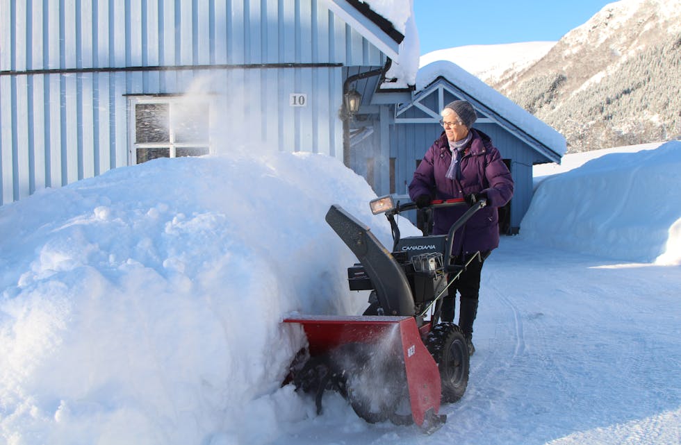OPP I MÅTE: No får snøfresen snart problem med å få snøen over kanten hos Elsa Aaland på Fiskå.