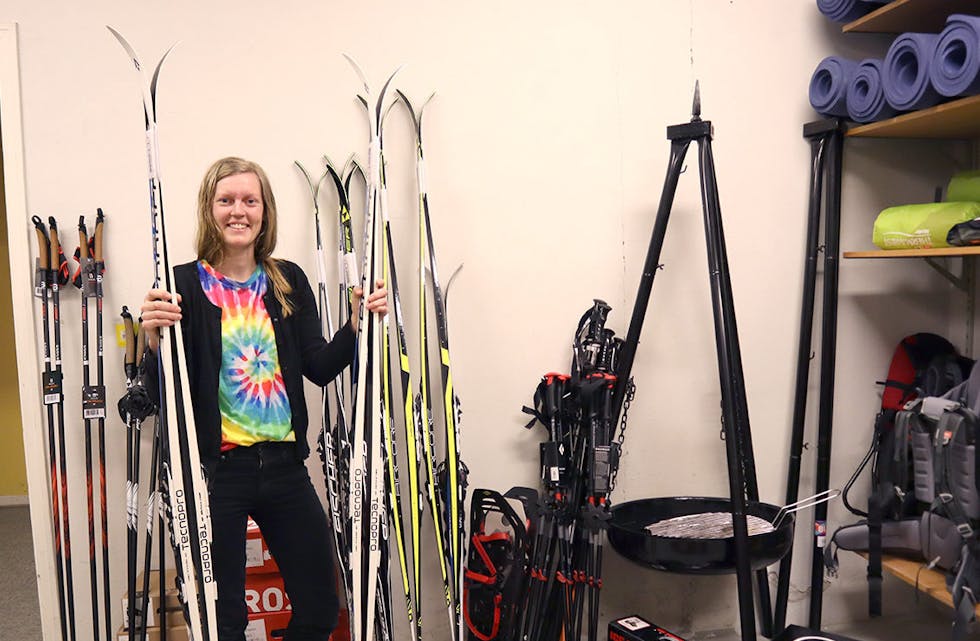 NYTT UTSTYR: Annette Gjeterud viser fram det nye utstyret ein har fått kjøpt inn for pengane: Ski, skisko, stavar og truger. To sett med pad- delboard er snart på plass, og BUA er klar for mykje utlån framover.