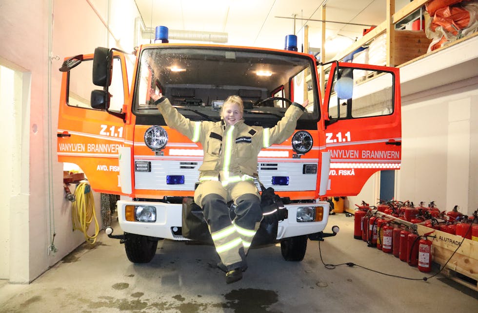 Amalie Mundal er den første kvinnelege brannkonstabelen i Vanylven.