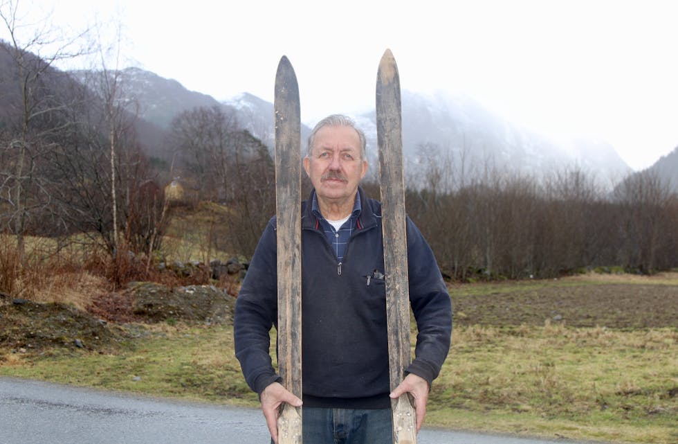 FINT ARBEID: Olav Harald Vik med skiene som far hans, Magnus Vik, laga i sin ungdom, og som er brukt til dømes på bildet frå Høgenipa over.