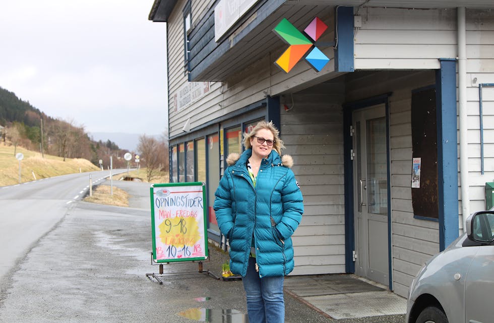 UTRYGT: Vegen gjennom Eidså sentrum skaper fleire farlege situasjonar, ikkje minst ved butikken, der det er kort ut i vegbana når ferjetrafikken susar forbi. I eit brev til fylket ber ordførar Lena Landsverk Sande no om at det vert sett på tryggingstiltak som kan setjast inn fram til ei ny veg-løysing er på plass.