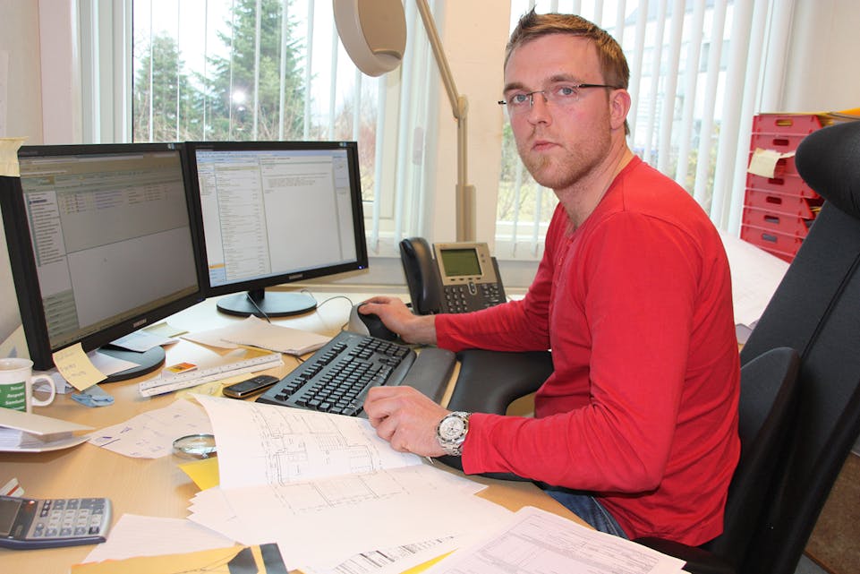 Effektiv: Oddbjørn Nybø som byggesaksingeniør i 2011, då kommunen fekk merksemd som den raskaste i landet på handsaming av byggesaker. 