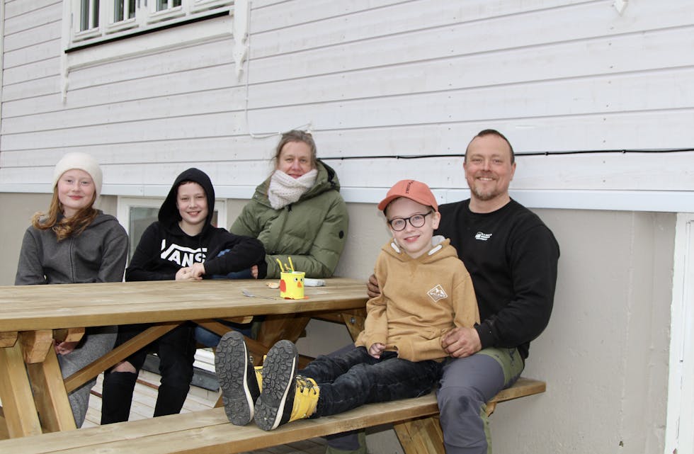 I DAGLEG GJENGE: Livet er for lengst tilbake til det normale for Sara Larsson, Knut Jørgen Oseberg og resten av familien. Her med dei tre yngste. Frå venstre: Olivia, Samuel og Olle.