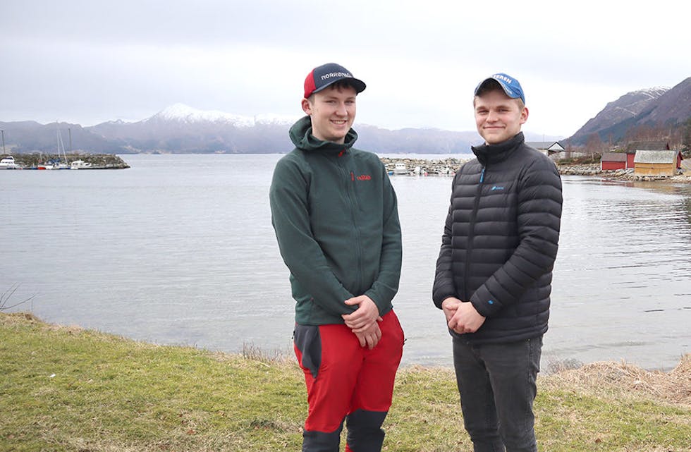 Henrik Haugen og Håkon Nybø er klare for å planlegge 17. mai-feiringa på Fiskå i år.