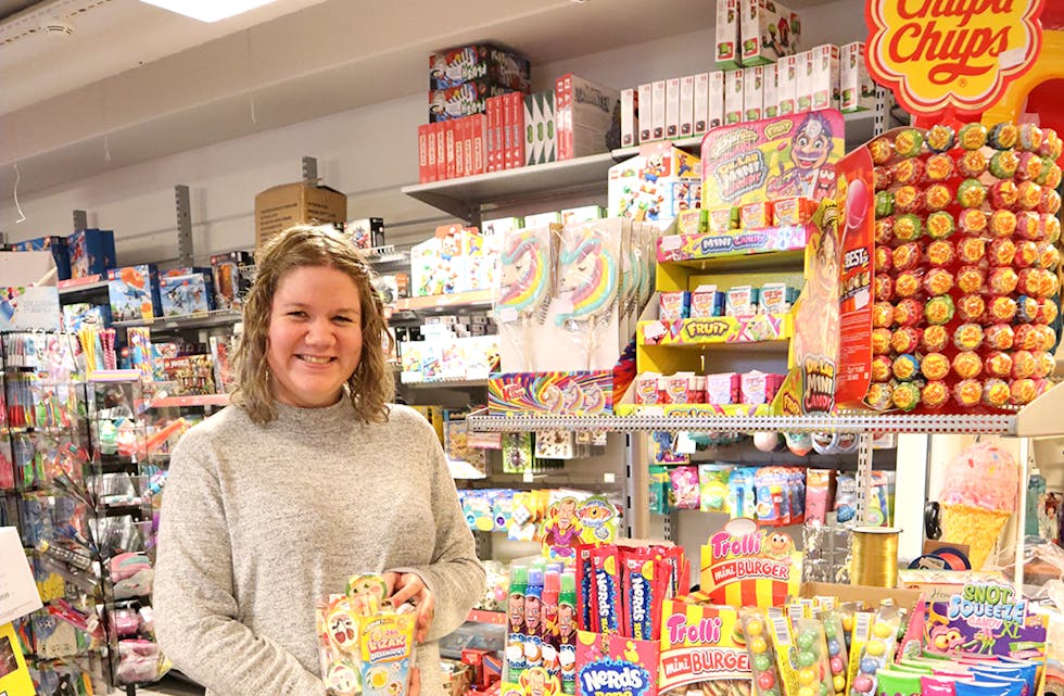 VARIERT: Det var mange variantar av godteri som kom til leikebutikken denne veka. Butikkmedarbeidar Elin Måløy viser fram litt av utvalet som dei håper skal friste.
