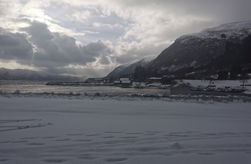 2. påskedag var det grått og mykje vind i Vanylven. Mot slutten av påska kom det eit kvitt dekke, og det vart ordentleg surt og kaldt.