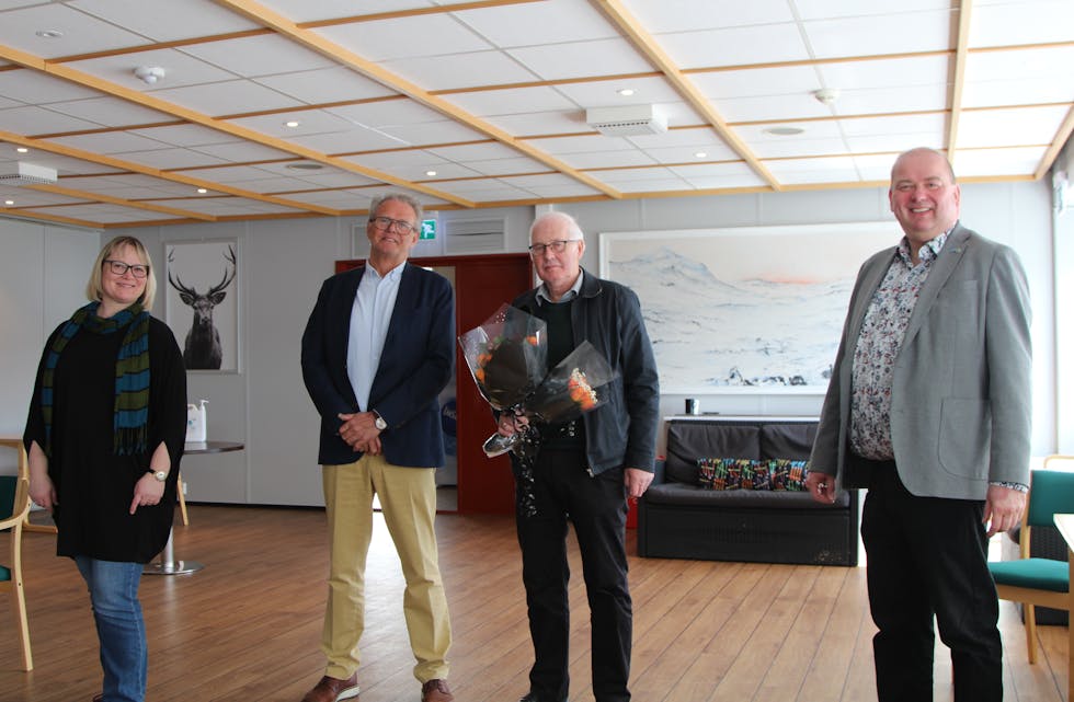 TAKK: Jon Aasen tar no over som leiar i Rovdefjordsambandet AS, medan avtroppande leiar Magne Løvoll fekk blomar frå Vanylven Utvikling og frå ordførarane Lena Landsverk Sande og Olav Myklebust (t.h.) med takk for innsatsen og stort arbeid lagt ned gjennom ti år.