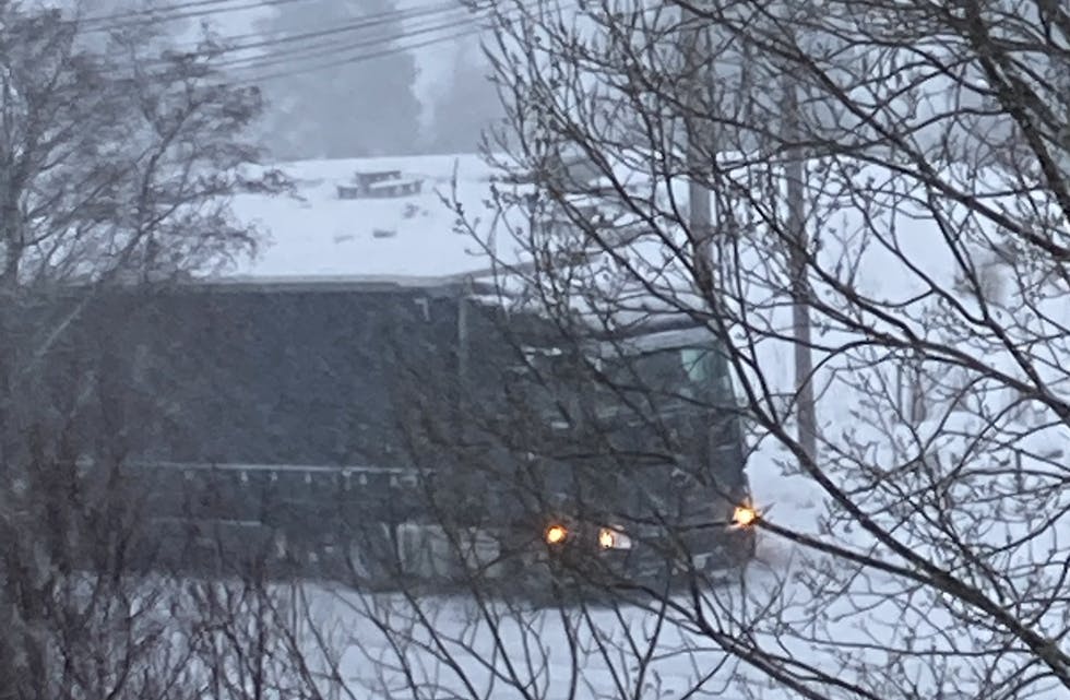 Tysdag morgon stod ein lastebil fast i Leitebakkane på Eidså.