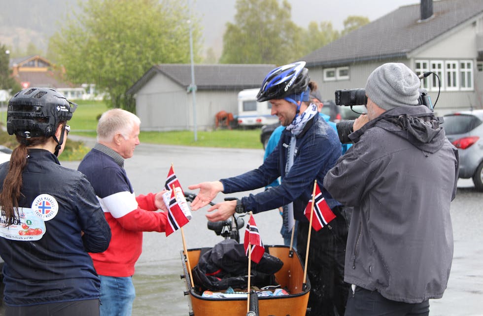 PÅLEGG: Kjell Moen sikrar seg velsmakande boksar med makrell i tomat frå Øystein Rist med makrellslips utanfor rådhuset på Fiskå.