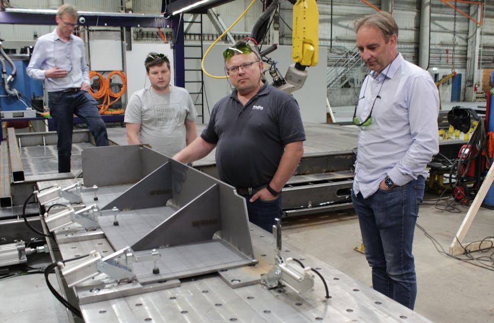 ROBOTSVEIS: Sakte, men sikkert vert det bygd bru på Fiskåholmen hos Prodtex. Dette bruelementet er akkurat sveisa saman, og plassjef Hans Olav Rovde (i midten) viser fram resultatet.