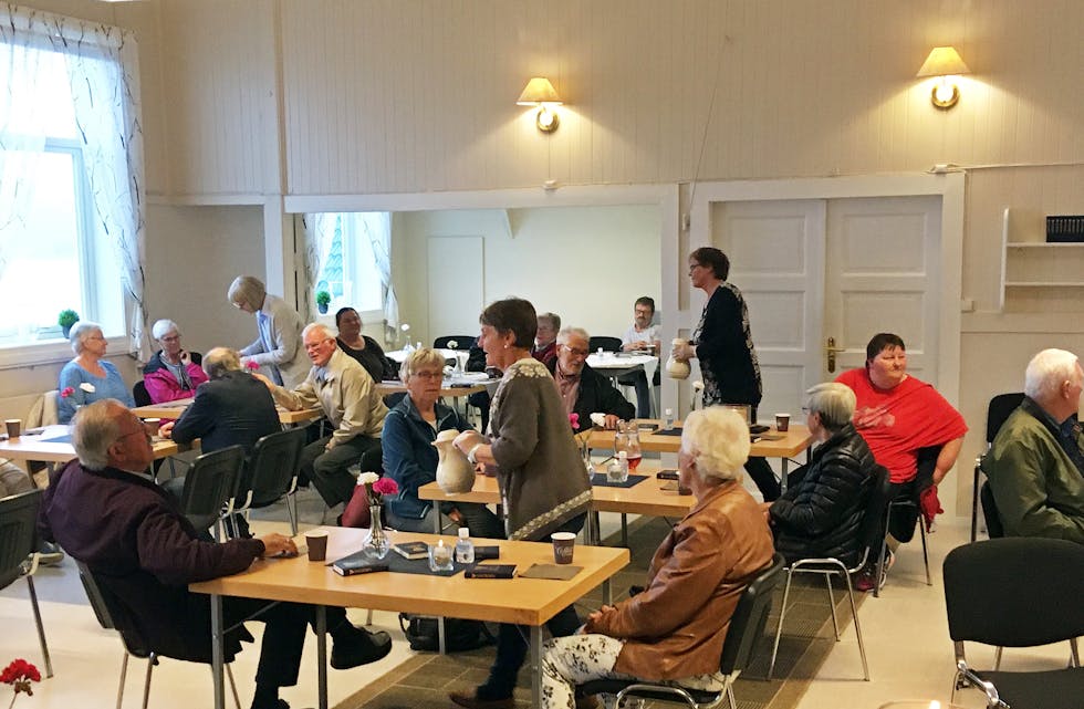 SAMLING: Folk frå bygdene i Vanylven samla på bedehuset på Hakallestranda, 16. juni.  
