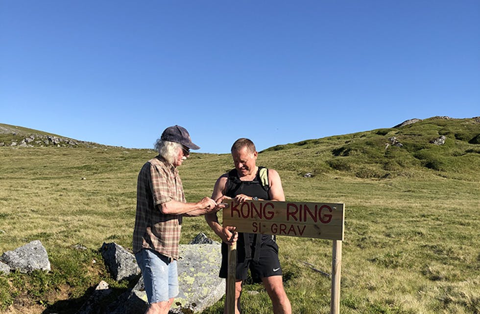 SKILT: Svein Bøstrand (t.v.) og Ronny Thunem i ferd med å setje opp skiltet som viser gravområdet. Vi ser Svarteskjerva bak til høgre og for geologiinteresserte er det lurt å ta ein tur bortom. FOTO: Anders Bellen