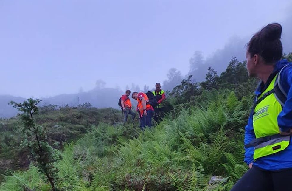 Røde Kors måtte ut for å hjelpe folk på fjellet i helga. Her frå redning i skodda laurdag.