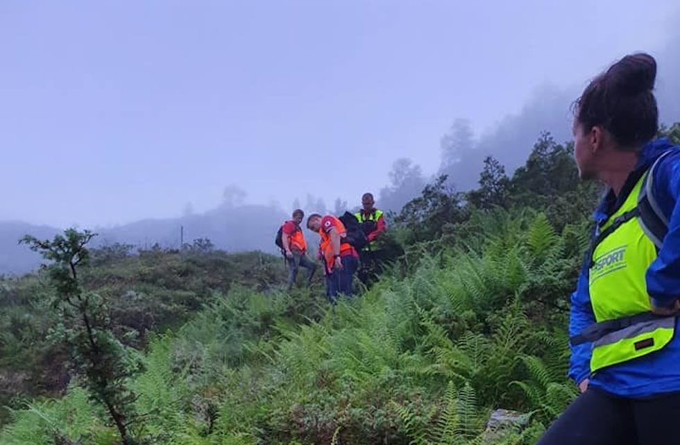 Røde Kors måtte ut for å hjelpe folk på fjellet i helga. Her frå redning i skodda laurdag. 